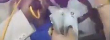 بالفيديو.. في الوقت الذي تعاني فيه البلاد من أزمة مالية..سيدة ترمي مبالغ طائلة من المال فئة "50" جنيه على وجه الفنان فارس أرباب 11 فارس ارباب