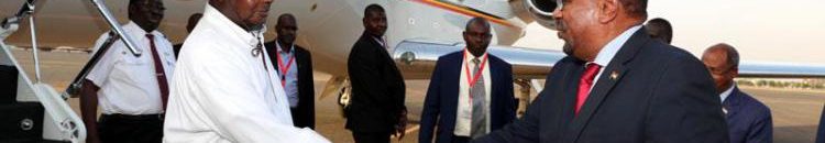 موسيفيني: على البشير أن يدفع لي “غرامة” وحضرت بهذه الملابس لهذا (..) السبب 10 موسيفيني