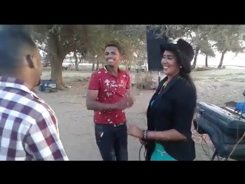 بالفيديو.. الفنانة إيمان أم روابة تطرب قرية كاملة برجالها ونسائها..تغني وسط الرصاص الحي ومطالبات بضمها لأغاني وأغاني 1 12962683