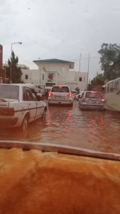 ازدحام مروري غير مسبوق بالخرطوم وأنباء عن تعطيل الدراسة وفشل تام في تصريف مياه الأمطار 2 امطار1