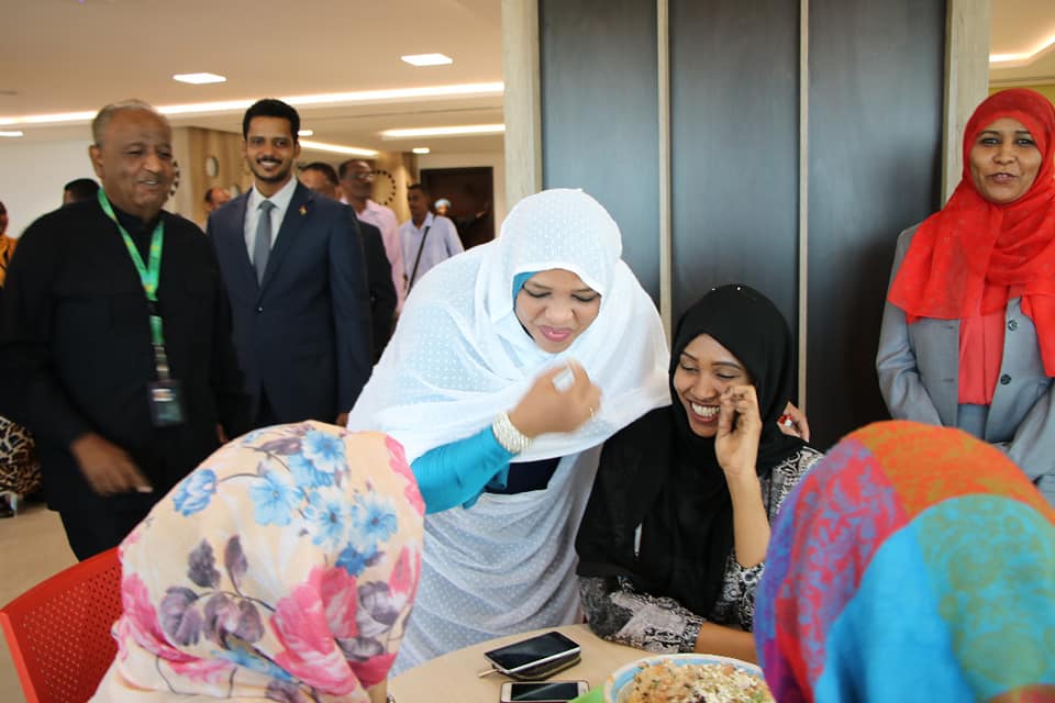 وزيرة الإتصالات تتناول وجبة "فتة"مع موظفات زين وصورة تظهر المدير "عروة" وفي يده فراشة طبية أثناء العمل 1 تهاني زين