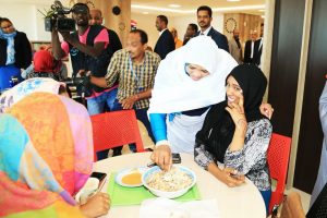 وزيرة الإتصالات تتناول وجبة "فتة"مع موظفات زين وصورة تظهر المدير "عروة" وفي يده فراشة طبية أثناء العمل 2 تهاني زين1