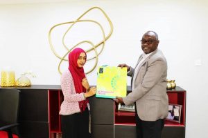 وزيرة الإتصالات تتناول وجبة "فتة"مع موظفات زين وصورة تظهر المدير "عروة" وفي يده فراشة طبية أثناء العمل 3 تهاني زين2