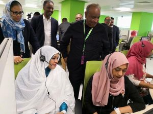 وزيرة الإتصالات تتناول وجبة "فتة"مع موظفات زين وصورة تظهر المدير "عروة" وفي يده فراشة طبية أثناء العمل 4 تهاني زين3