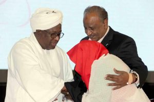 وزيرة الإتصالات تتناول وجبة "فتة"مع موظفات زين وصورة تظهر المدير "عروة" وفي يده فراشة طبية أثناء العمل 5 عروة فراشة