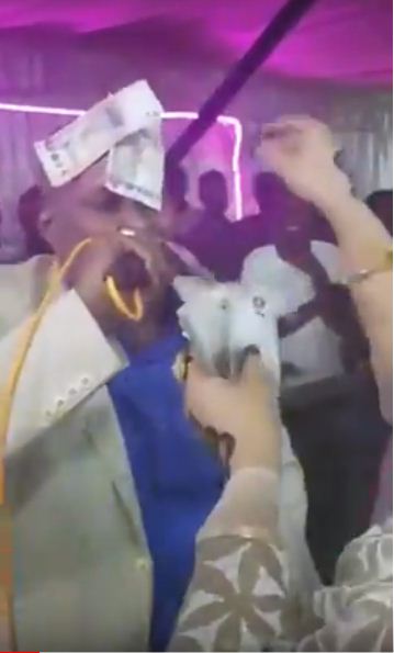 بالفيديو.. في الوقت الذي تعاني فيه البلاد من أزمة مالية..سيدة ترمي مبالغ طائلة من المال فئة "50" جنيه على وجه الفنان فارس أرباب 1 فارس ارباب