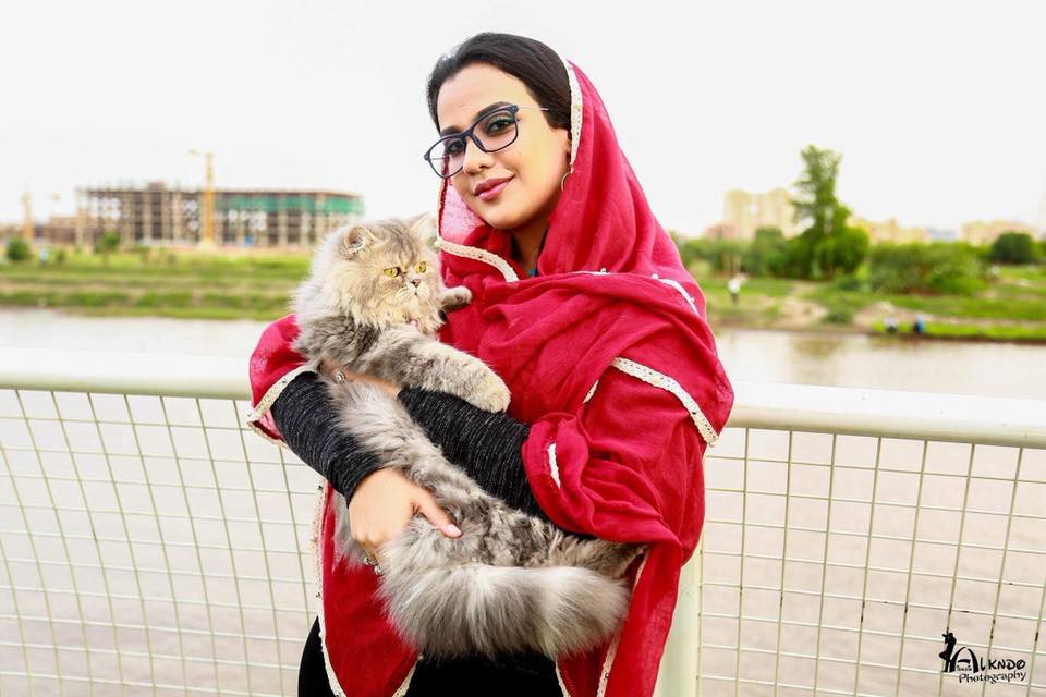 سارة طه تهاجم "لوشي": هذه (المعتوهة) تحمل "الكديسة" على صدرها وتعليقات الشباب (ياريتني أكون الكديسة دي) 1 لوشي وميشو