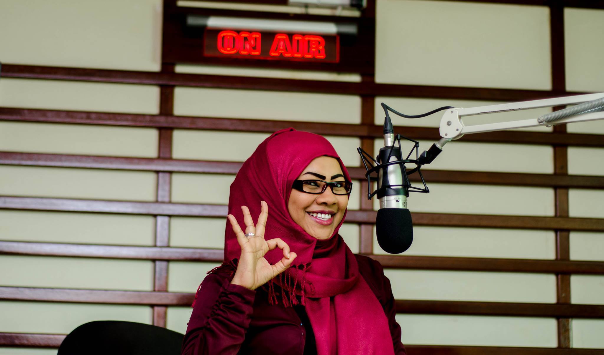 "بساط الريح" السوداني أفضل برنامج إذاعي و تقرير "عادات الزواج في السودان" للسوداني أحمد عبد الوهاب يحصلان على أوسكار الإعلام السياحي 1 بساط الريح - لينا زين لعابدين