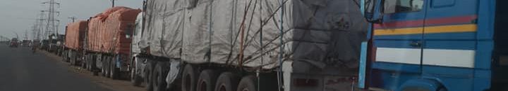 حراك مناهض من النقل لزيادة رسوم العبور 10 شاحنات مصرية