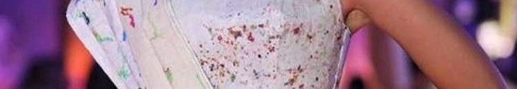 فنانة عربية تختار ملابسها من حاويات القمامة 10 5baf4e96d437509d6b8b45dd