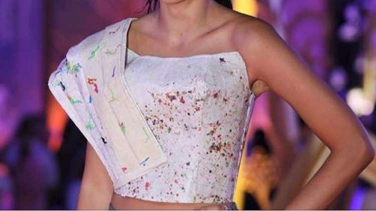 فنانة عربية تختار ملابسها من حاويات القمامة 1 5baf4e96d437509d6b8b45dd