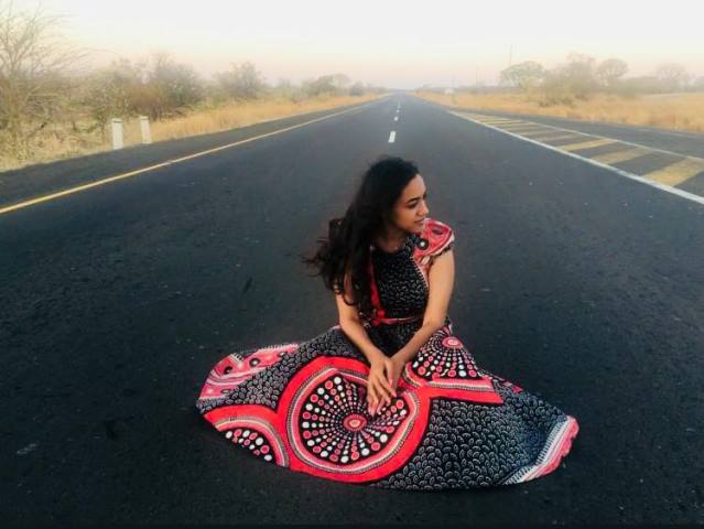 فستان رفيدة ياسين وشعرها المسدل يسحر اًصدقائها ويصفونها بالفاتنة .. صور 1 رفيدة ياسين