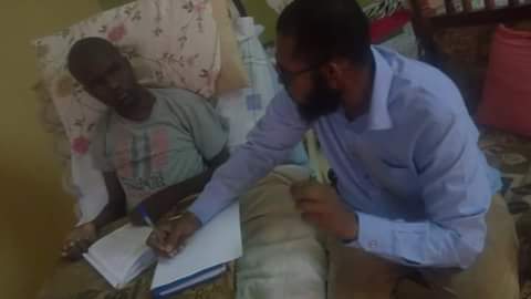 بالصورة: طالب جامعي “مُصاب بشلل كُلي” يضرب أعظم مثل في قوة الإرادة والعزيمة والإصرار 1 محمد المجتبى