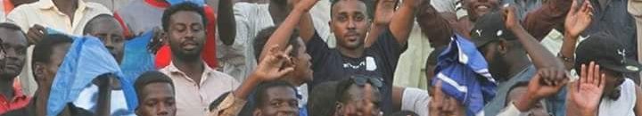 بالصور.. نجم الهلال "الثعلب" يضرب أروع الأمثال ويؤازر زملائه بالتشجيع مع الجمهور من المدرجات 11 الثعلب يقود التشجيع2