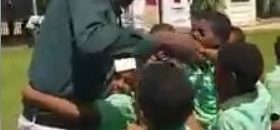 يعانقون استاذهم