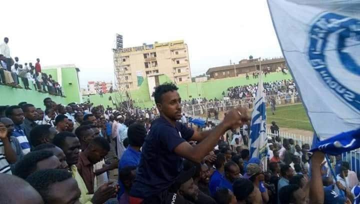 بالصور.. نجم الهلال "الثعلب" يضرب أروع الأمثال ويؤازر زملائه بالتشجيع مع الجمهور من المدرجات 2 الثعلب يقود التشجيع