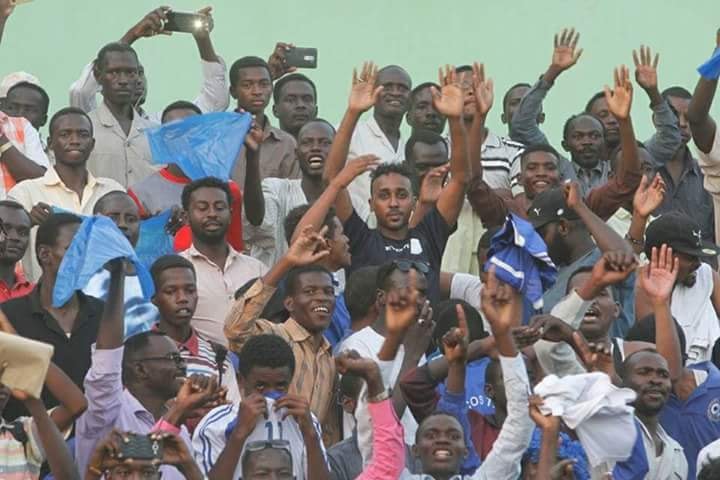 بالصور.. نجم الهلال "الثعلب" يضرب أروع الأمثال ويؤازر زملائه بالتشجيع مع الجمهور من المدرجات 1 الثعلب يقود التشجيع2