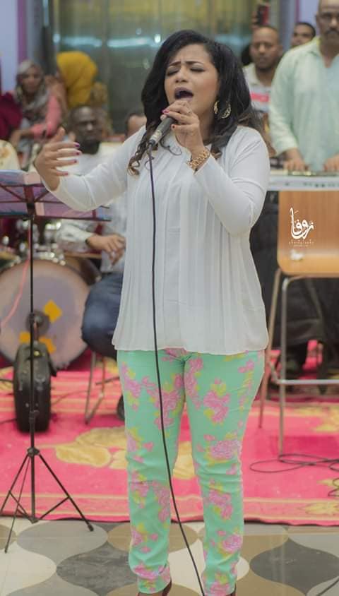 الفنانة مني مجدي2