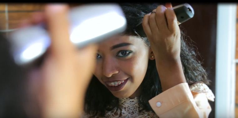 بالصور والفيديو.. شاهد لحظة "حلاقة" فتاة سودانية شعر رأسها تعاطفاً مع صديقتها المصابة بالسرطان 2 تحلق رأسها من أجل صديقتها