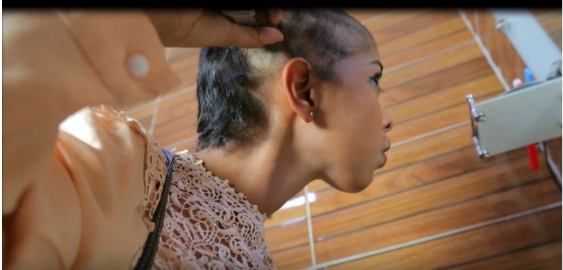 بالصور والفيديو.. شاهد لحظة "حلاقة" فتاة سودانية شعر رأسها تعاطفاً مع صديقتها المصابة بالسرطان 1 تحلق شعر رأسها من أجل صديقتها