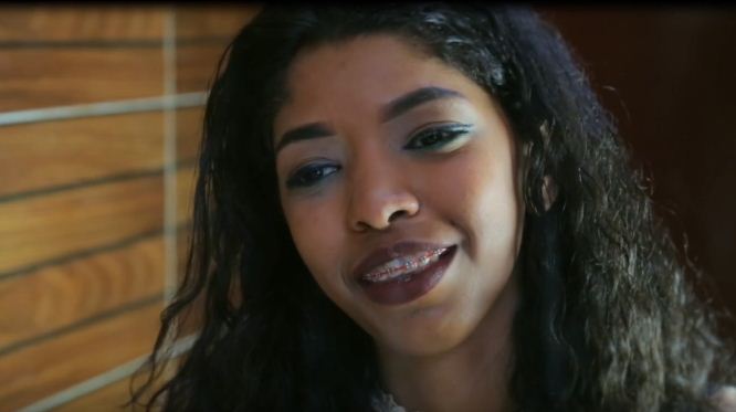 بالصور والفيديو.. شاهد لحظة "حلاقة" فتاة سودانية شعر رأسها تعاطفاً مع صديقتها المصابة بالسرطان 3 تحلق شعرها