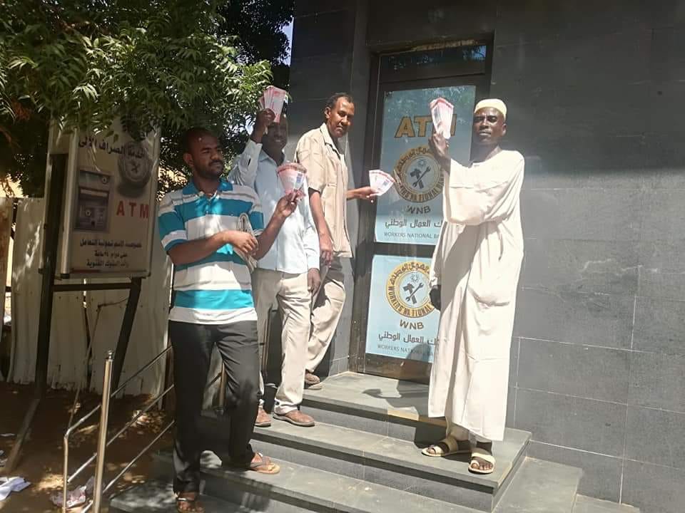 ارتياح وسط المواطنين انفراج كبير في تغذية الصرافات الآلية بالفئات الكبيرة 1 شاهد كيف تفاعل السودانيون مع عودة أموالهم للصرافات الآلية