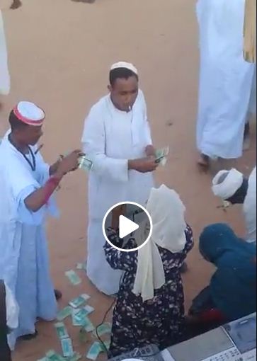 شاهد بالفيديو.. مطربة سودانية تتحول لماكينة صراف آلي أثناء تقديمها وصلة غنائية 1 فنانة تتحول لماكينة صراف آلي