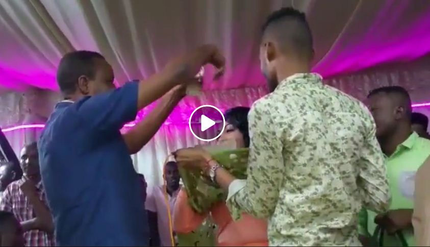 بالفيديو.. وظيفة جديدة تثير غضب السودانيين.. ظهور شاب يعمل كجامع لأموال "النقطة" من "ثوب" الفنانة أثناء رقصها 1 وظيفة جديدة تثير غضب السودانيين