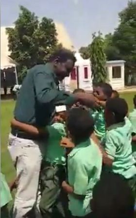 بالفيديو.. أطفال سودانيون يتقاتلون على عناق واحتضان معلمهم "المحبوب" الذي غاب عنهم لفترة 1 يعانقون استاذهم
