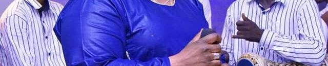 شاهد بالفيديو.. بجراءة كبيرة.. فتاة سودانية تصعد المسرح.. تحضن الفنان حمادة عباسية وتحول له مبلغ كبير من المال على حسابه عبر "بنكك" وتقوم بتصوير الإشعار "لايف" للجمهور 10 حمادة عباسية