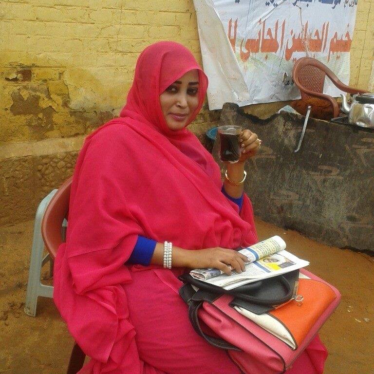 الصحفية أماني أيلا: بتاع الخضار كتب لي رقم تلفونه في قرن (البامية) شعب ضرب فيوز خلاص 1 الصحفية أماني أيلا