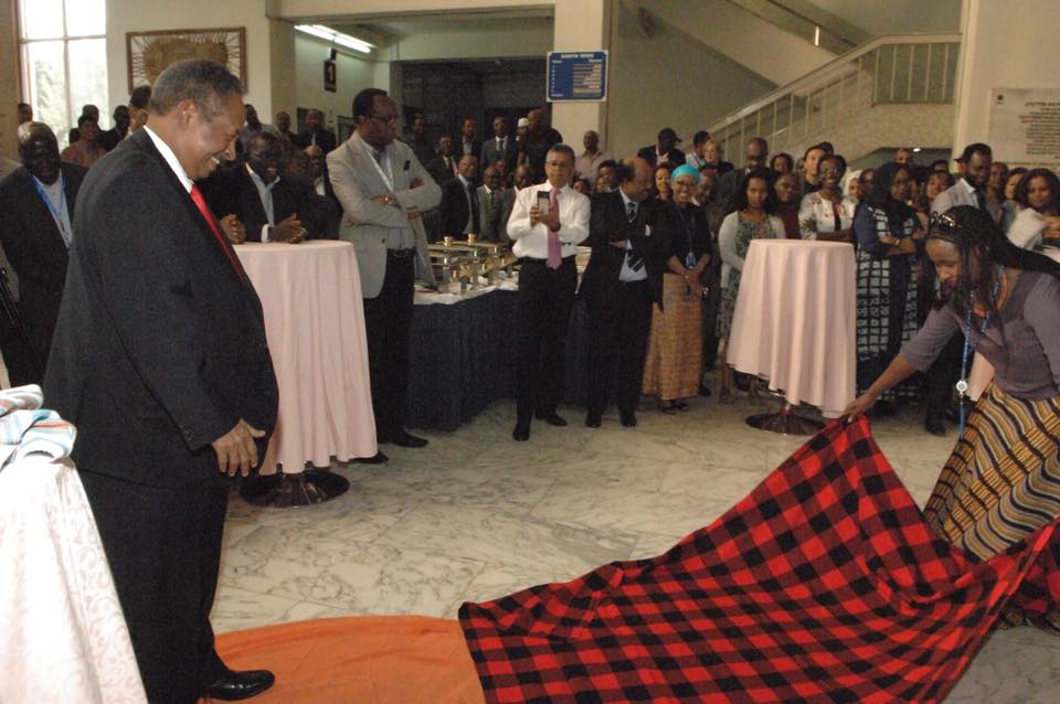 بالصور.. حفل وداع غير مسبوق للخبير الاقتصادي السوداني دكتور (حمدوك) وزميلاته يضعن "الطرح" بساطاً ليمشي عليه 1 حفل وداع غير مسبوق للخبير الاقتصادي السوداني دكتور حمدوك