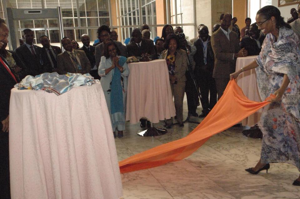 بالصور.. حفل وداع غير مسبوق للخبير الاقتصادي السوداني دكتور (حمدوك) وزميلاته يضعن "الطرح" بساطاً ليمشي عليه 3 حفل وداع غير مسبوق للخبير الاقتصادي السوداني دكتور حمدوك2