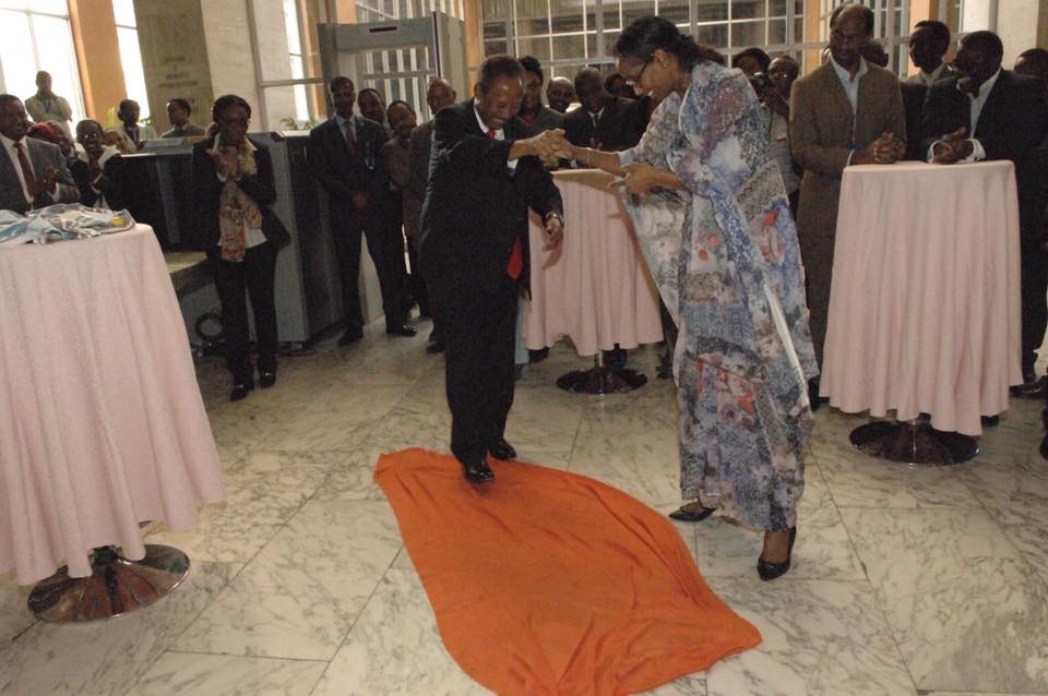 بالصور.. حفل وداع غير مسبوق للخبير الاقتصادي السوداني دكتور (حمدوك) وزميلاته يضعن "الطرح" بساطاً ليمشي عليه 4 حفل وداع غير مسبوق للخبير الاقتصادي السوداني دكتور حمدوك3