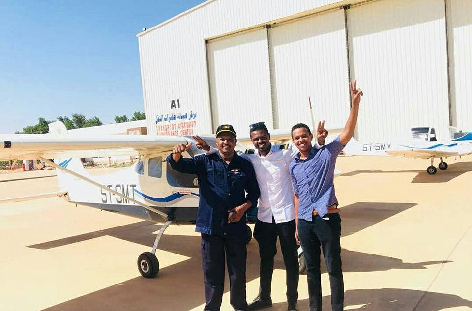 بالصور.. أسرة البنا تحتفل بتخريج كابتن جديد..الفنان عاصم البنا يلحق بابنه ويحصل على (رخصة) قيادة الطائرات 3 عاصم البنا2