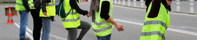 إقبال على شراء السترات الصفراء في السودان 10 سترات صفراء