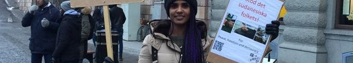 بالصورة والفيديو.. حسناء سودانية تقود تظاهرات بالسويد وأبناء جلدتها يطالبونها بالعودة (لو رجعتي بشة ذاتو بطلع معانا) 11 سودانية بالسويد