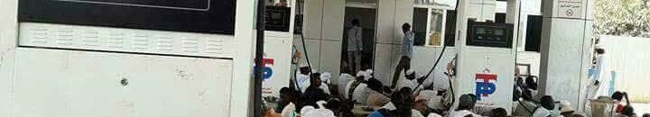 مواطنون ببحري يؤدون صلاة الجمعة أمام المخابز وطلمبات الوقود 10 صلاة الجمعة في صفوف الوقود