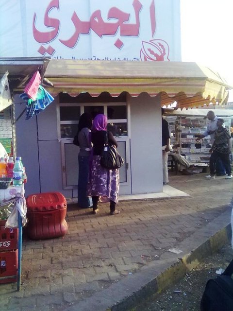 شاهد بالفيديو.. بعد صف (العيش) و (الصرافات الآلية) و(البنزين) ظهور صف (التمباك) 1 التمباك2