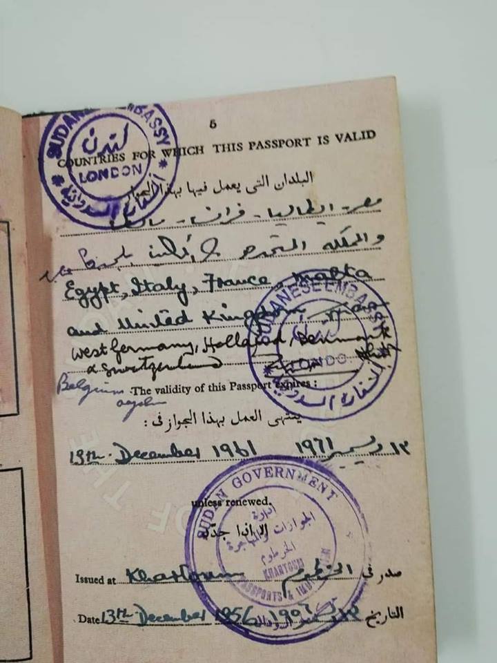 بالصور.. سودانية تعثر على (باسبور) جدها حينما كان يملك جواز سوداني مسموح له بالعمل في أوروبا وتبدي حزنها الكبير 2 جواز سوداني