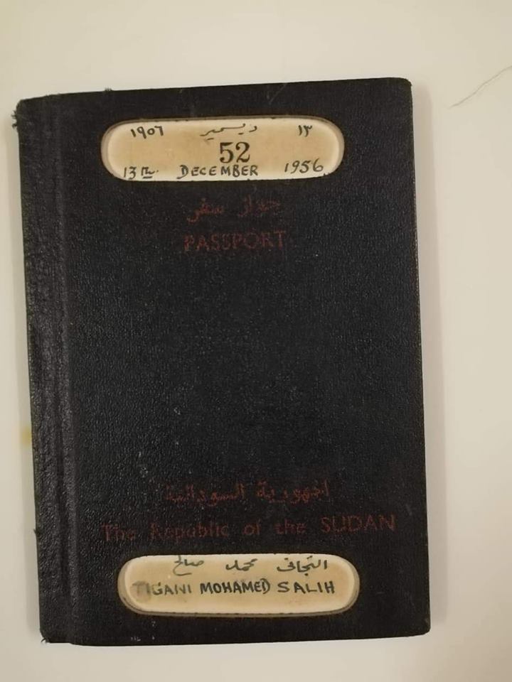 بالصور.. سودانية تعثر على (باسبور) جدها حينما كان يملك جواز سوداني مسموح له بالعمل في أوروبا وتبدي حزنها الكبير 1 جواز سوداني2