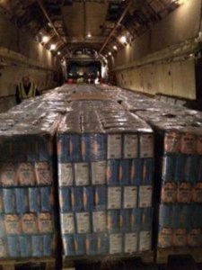 بالصور .. وصول طائرة مساعدات من (فاعل خير) تحمل 32 طن من دقيق الخبز إلى مطار الخرطوم 2 دقيق 225x300