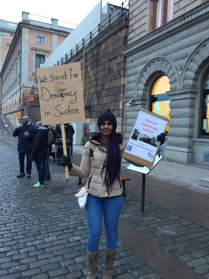 بالصورة والفيديو.. حسناء سودانية تقود تظاهرات بالسويد وأبناء جلدتها يطالبونها بالعودة (لو رجعتي بشة ذاتو بطلع معانا) 1 سودانية بالسويد