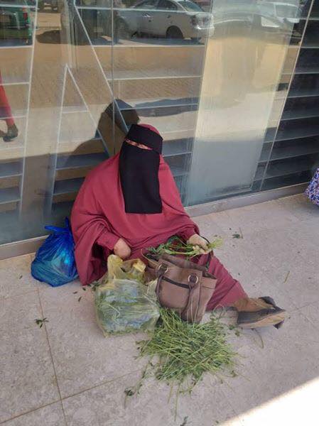 سيدة تباشر عملها