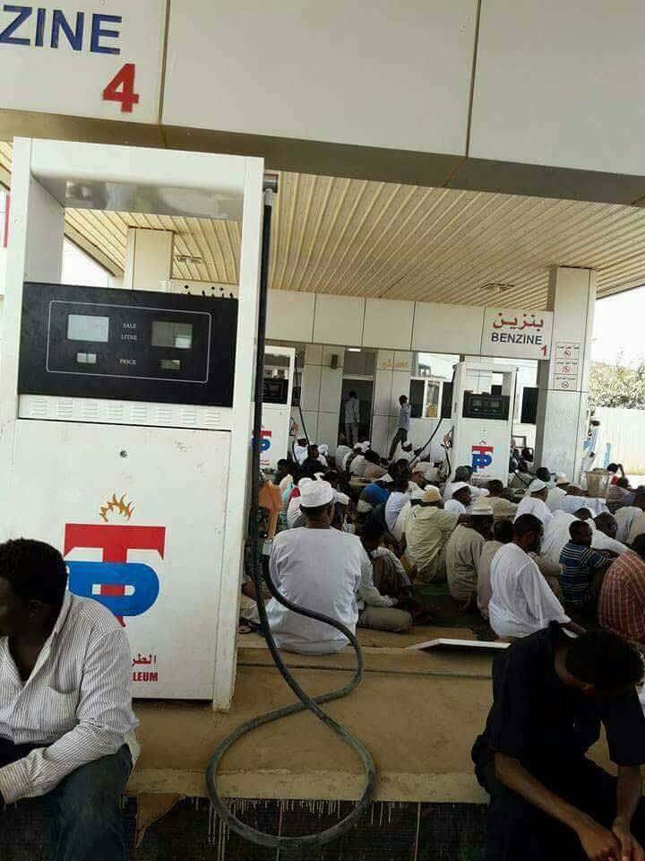 مواطنون ببحري يؤدون صلاة الجمعة أمام المخابز وطلمبات الوقود 1 صلاة الجمعة في صفوف الوقود