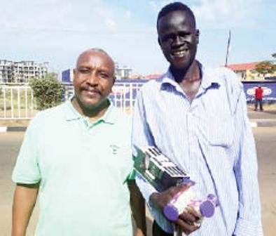 شاب في مدينة(جوبا) يصر على التقاط (سيلفي)مع عرمان وياسر يقول: دا تعبير عن حب ووحدة ضاعت بين البلدين 1 عرمان