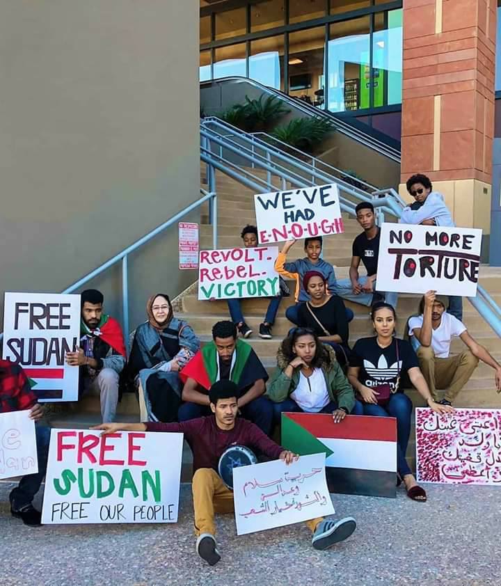 بالصور.. حسناء سودانية تدعم المظاهرات من لندن بـ(الجنز) ورواد مواقع التواصل: (لو جيتي ناس الحكومة زاتهم بطلعوا معانا) 3 لندن تنتفض