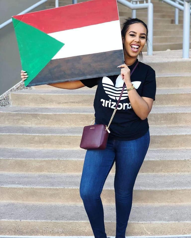 بالصور.. حسناء سودانية تدعم المظاهرات من لندن بـ(الجنز) ورواد مواقع التواصل: (لو جيتي ناس الحكومة زاتهم بطلعوا معانا) 1 لندن تنتفض2