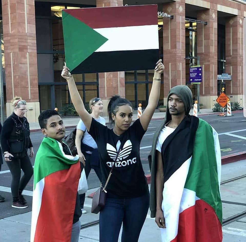 بالصور.. حسناء سودانية تدعم المظاهرات من لندن بـ(الجنز) ورواد مواقع التواصل: (لو جيتي ناس الحكومة زاتهم بطلعوا معانا) 4 لندن3
