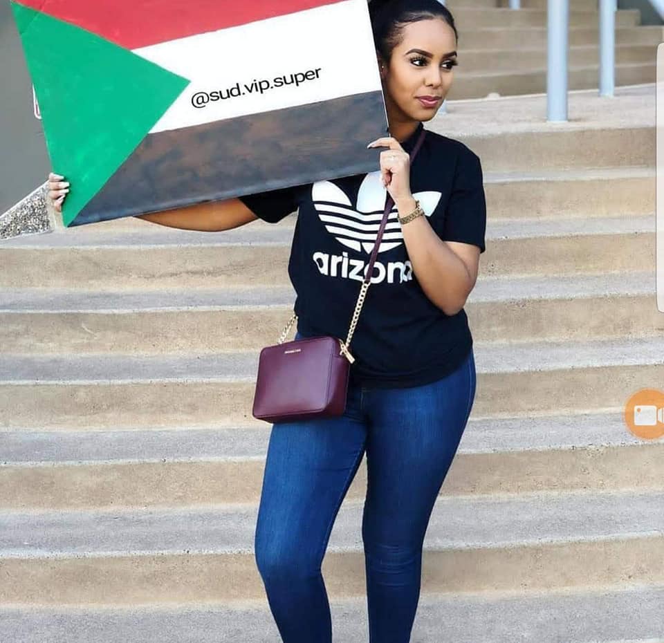 بالصور.. حسناء سودانية تدعم المظاهرات من لندن بـ(الجنز) ورواد مواقع التواصل: (لو جيتي ناس الحكومة زاتهم بطلعوا معانا) 2 لندن4